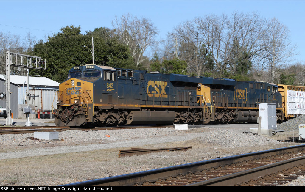 CSX 842 & 974 lead train Q492-04 across Hamlet Avenue